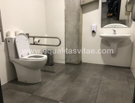 Baño adaptado para personas con discapacidad. Asador Sarrión Vía verde, Teruel.