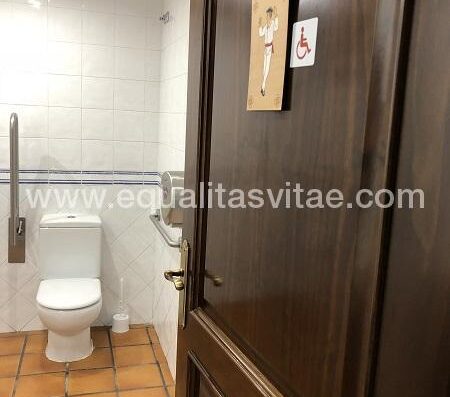 Baño adaptado en bar Batzokia, Benidorm.