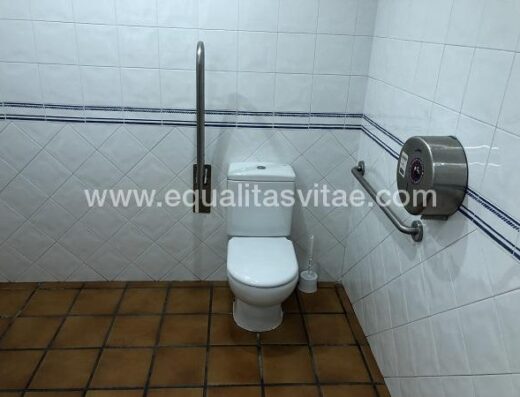 Interior de la cabina adaptada del bar Batzokia de Benidorm.
