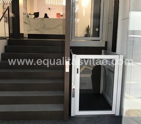 Salvaescaleras para acceder al interior del hotel Montesol de Benidorm.