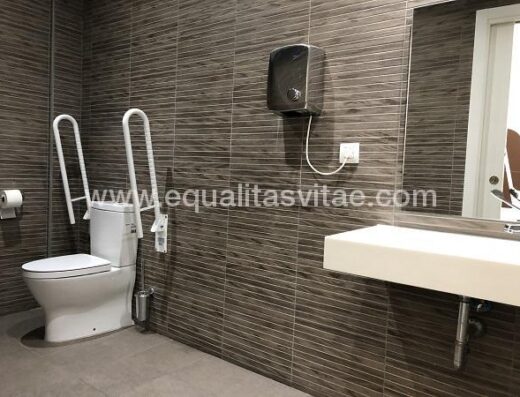 Baño adaptado en zonas comunes del Hotel Montesol de Benidorm.