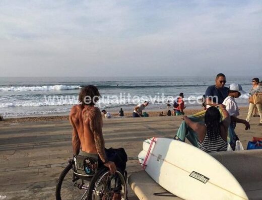 Surf adaptado en la playa de Zarautz, localidad cercana a San Sebastián. Foto http://baskforall.com