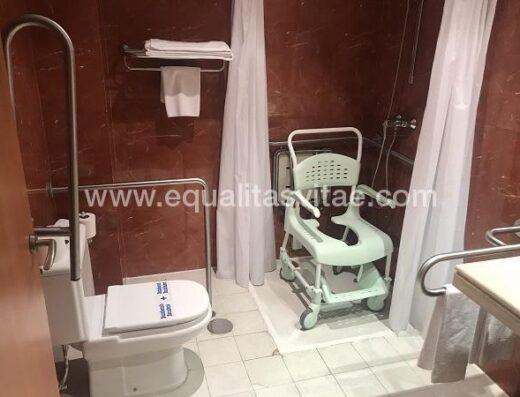 Baño de una de las habitaciones estandar accesibles. Hotel Playas de Torrevieja.