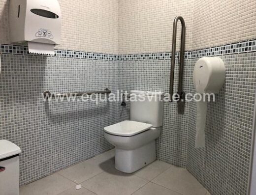 Baño adaptado del resturante Las Lagunas.
