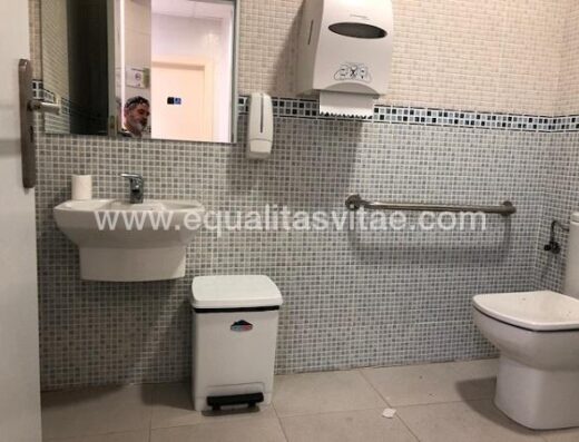 Lavabo sin pie del baño adaptado del resturante Las Lagunas.
