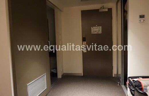 Entradas a la habitación y al baño de la habitación. Hotel Novotel Collins, Melbournte. Foto cedida por usuario. https://fly-urrun.com/