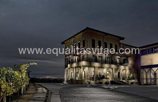 Bodegas Manzanos Azagra iluminada de noche