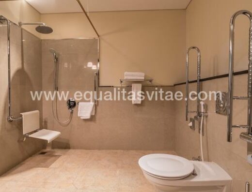 Baño adaptado de una de las habitaciones accesibles del Hotel accesible Radisson Bu Doha. Imagen facilitada por el propio hotel.