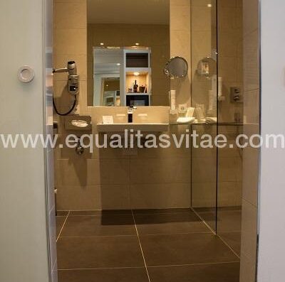 Entrada al baño adaptado de una de las habitaciones accesibles, Imlauer hotel  Pitter, Salzburgo. Foto cedida por el hotel (Peter Wasmer)