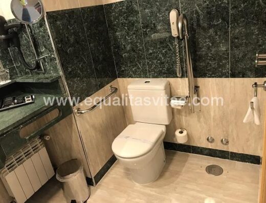 Baño adaptado de la habitación.Hotel Abba Playa Gijón.