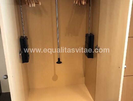 Armario con perchas hidráulicas, accesible para usuarios en silla de ruedas. Hotel Abba Playa Gijón.