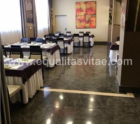 Zonas restaurante con mesas que permiten acercamiento frontal en silla de ruedas.