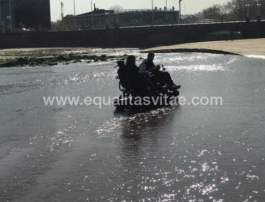 Estas sillas permiten cruzar por zonas de agua