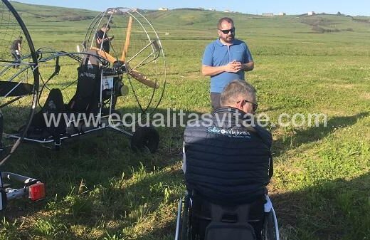 Usuario de silla de ruedas durante la preparación del vuelo