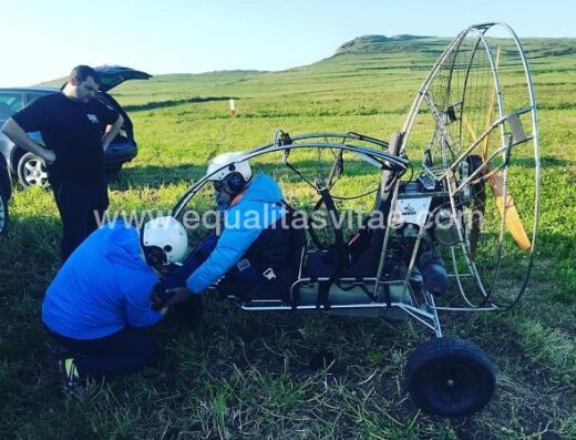 Usuario de silla de ruedas sentado en paratrike antes de empezar el vuelo