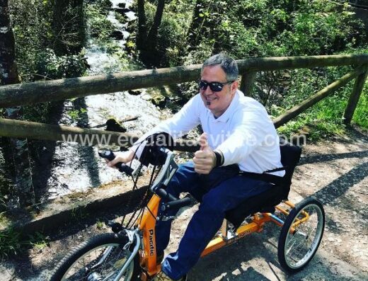 Handbike para realizar senda del oso accesible.
