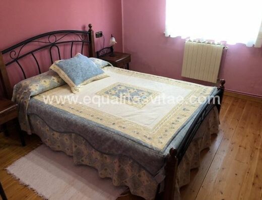 Una de las habitaciones accesible de la casa rural María la Carbayeda.