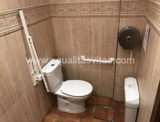 Baño adaptado para personas con discapacidad en restaurante asador Julián.