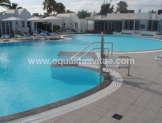 Grúa para personas con discapacidad en piscina adaptada Nautilus Lanzarote