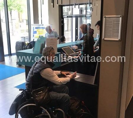 Recepción con zona adaptada para usuarios en silla de ruedas. Motel One Leipzig Ausutusplatz.