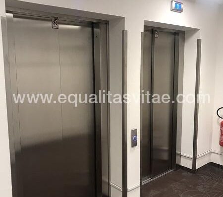 Ascensores que permiten itinerario accesible a las distintas plantas del hotel. Motel One Leipzig Ausutusplatz.