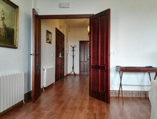 Acceso salón. Casa rural la Carlina, Las Navas de la Concepción (Sevilla). Imagen cedida por el establecimiento.