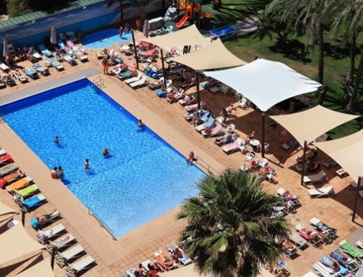 Piscina con rampa.