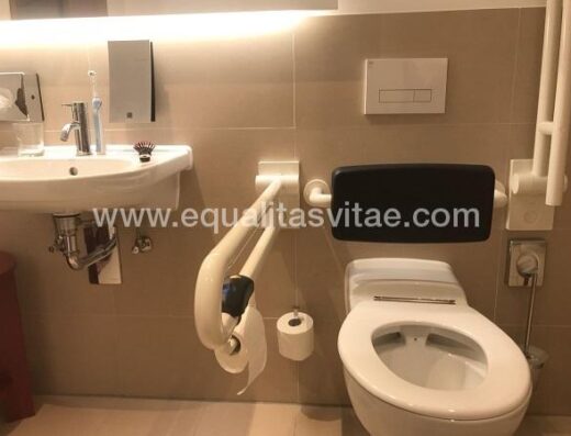 Baño adaptado de la habitación accesible. Hotel Amadia Plaza Dresden.