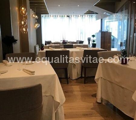 Mesas que permiten acercamiento frontal a usuarios en silla de ruedas. Restaurante Ïkaro.