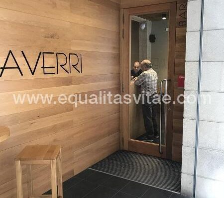 Entrada accesible al asador Olaverri, Pamplona.