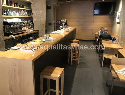 Interior del restaurante Olaverri, las mesas permiten acercamiento frontal en silla de ruedas.