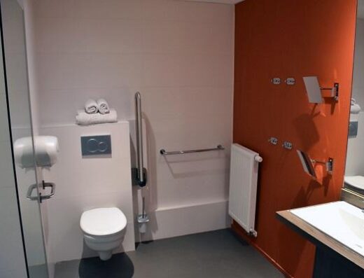 Baño adaptado para personas con discapacidad, habitación accesible. Foto tomada de www.royalastrid.be