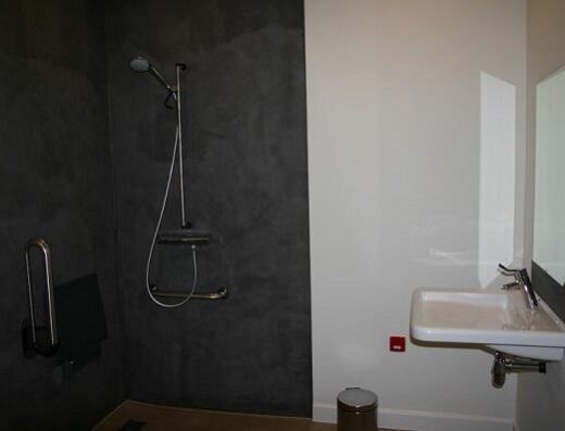 Baño adaptado para personas con discapacidad. Hoeve Oswald. Foto tomada de www.hoeve-oswald.be/es