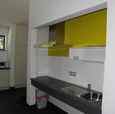 Moviliario de cocina que permite acercamiento frontal a usuarios en silla de ruedas. Provinciaal Recreatiodomein Zilvermeer. Foto tomada de www.zilvermeer.be