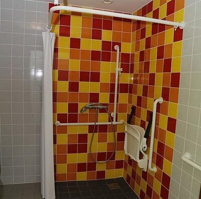 Baño adaptado con ducha accesible para usuarios en silla de ruedas. Provinciaal Recreatiodomein Zilvermeer. Foto tomada de www.zilvermeer.be