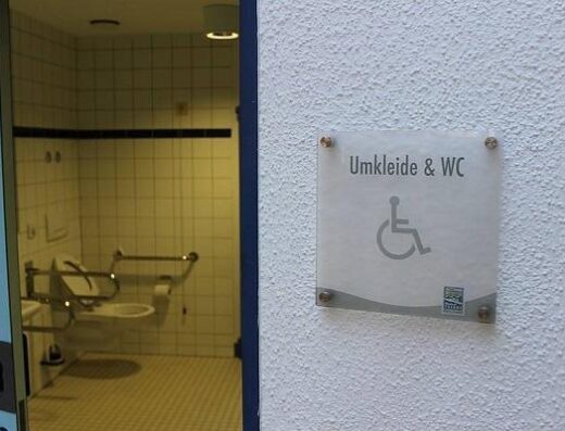 Uno de los baños adaptados del Centro Termal Watzmann. Foto tomada de www.watzmann-therme.de