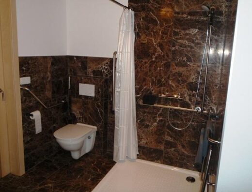 Baño adaptado para personas con discapacidad, casa De Pepel. Foto tomada de http://holidayhomebruges.com