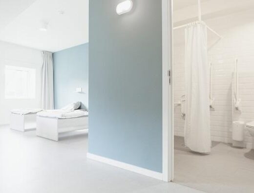 Una de las habitaciones con baño adaptado del albergue Snuffel. Foto tomada de www.snuffel.be