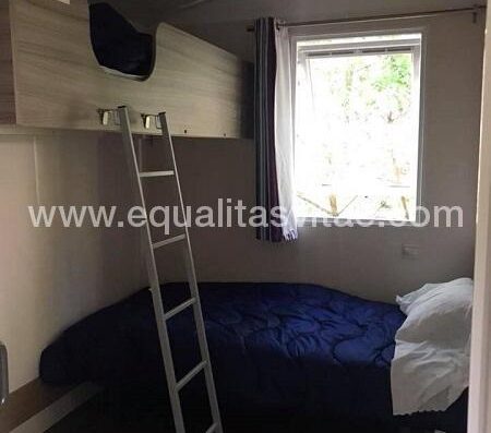 Habitación de dos camas, mobil hombe accesible camping Lou Pignada.