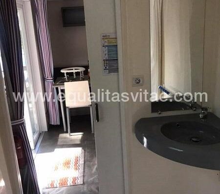 Entrada al baño adaptado, mobil home accesible,camping Lou Pignada.