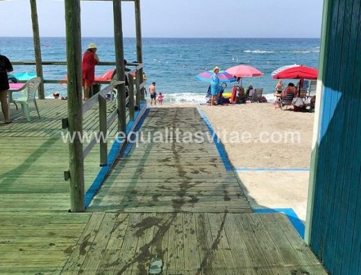 Zona de sombra accesible reservada para personas con discapacidad