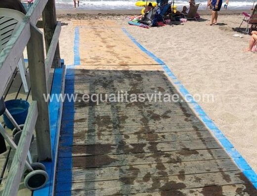 Pasarela de madera que llega hasta el mar