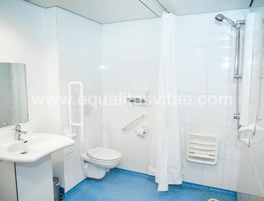 Baño adaptado en habitación de Abergue accesible JEUGDHERBERG DE BLAUWPUT de Belgica.Información de accesibilidad y fotografías facilitadas por Accessible Travel Info Point Inclusive Tourism.