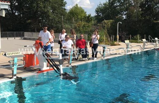 Piscina con grúa hidráulica.
