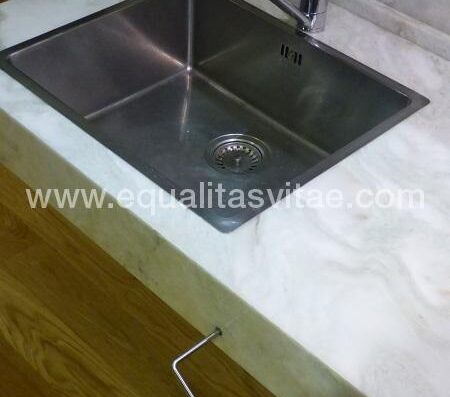 Encimera ajustable en altura. Eco suites Caves. Imagen cedida por el establecimiento.