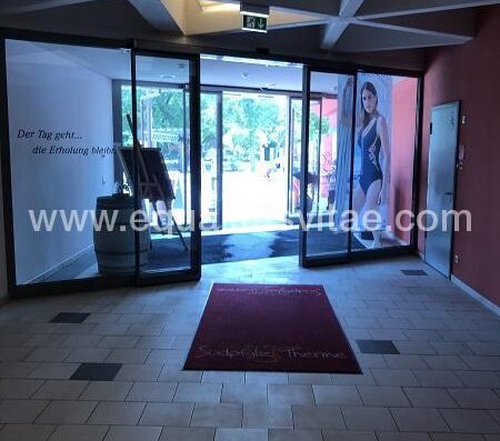 Puertas enfrentadas en la entrada al Südpfalz therme.