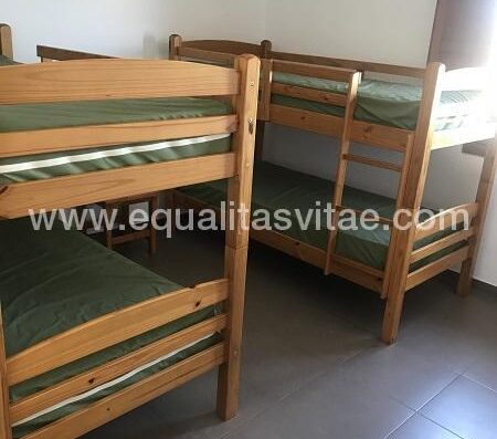 Una de las habitaciones del Albergue municipal de Undués de Lerda.