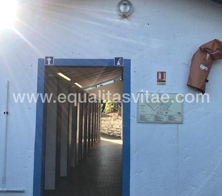 Entrada a uno de los pabellones en zonas comunes, camping Itsas Mendi, San Juan de Luz, Francia.