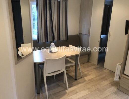 Salón comedor de la mobil home accesible del camping Itsas Mendi, San Juan de Luz, Francia.