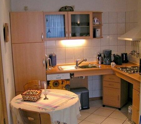 Cocina apartamento tipo D1 con muebles extraibles para permitir acercamiento frontal a usuarios en silla de ruedas. Imagen tomada de www.ekke-nekkepenn.de